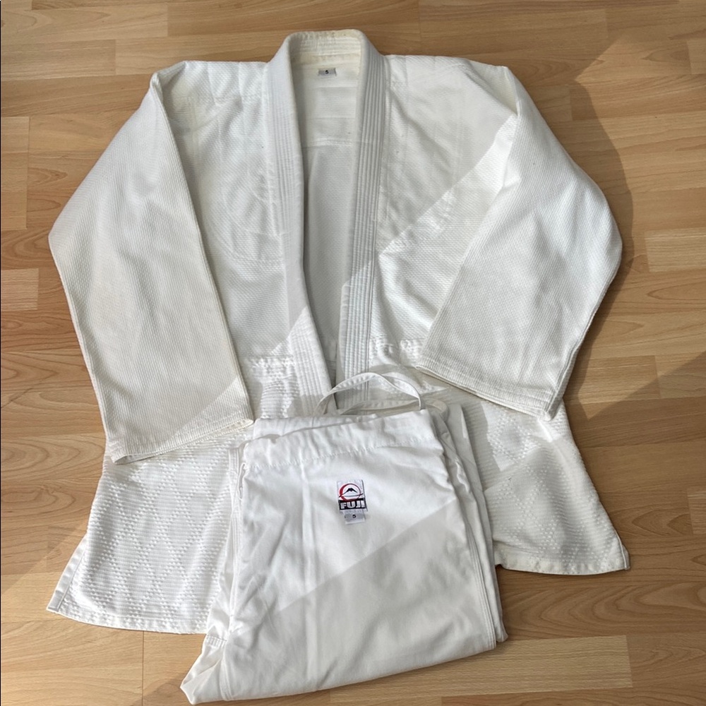 Fuji unisex size 5 White Martial Arts Gi Set
